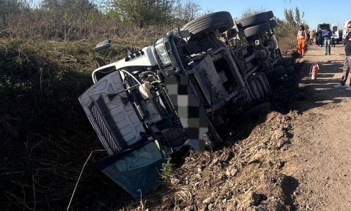 Camión hormigonero volcó en barrio Argüello y su conductor resultó lesionado | Córdoba