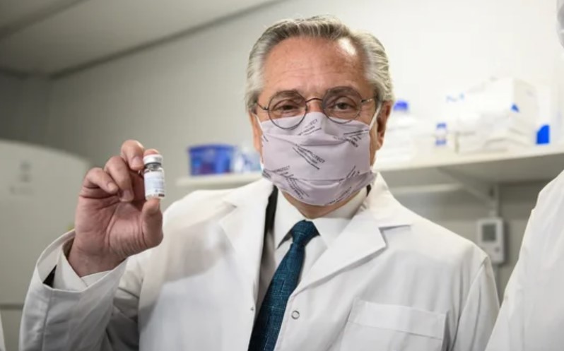 Un jubilado reclama $152 millones a AstraZeneca: una ley de Alberto Fernández protege al laboratorio | Actualidad
