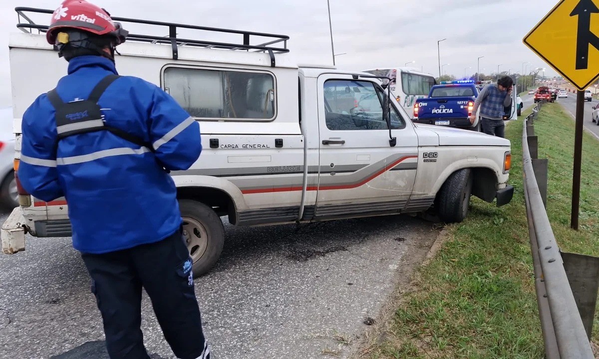 Demoras en el tránsito por camioneta varada en puente de E53 y Padre Luchesse | Córdoba
