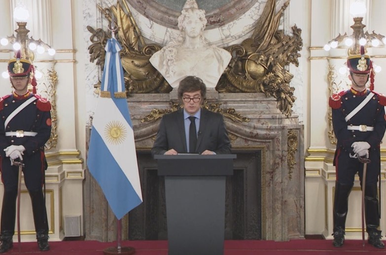 Qué propone la ley de estabilidad fiscal y monetaria de Milei: financiamiento obligatorio y sanciones penales | Política y economía