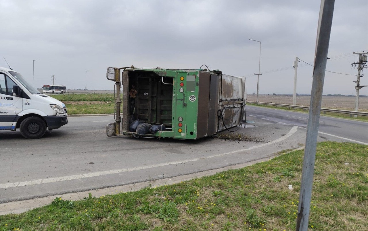 Volcó un camión recolector en B° Comercial | Córdoba