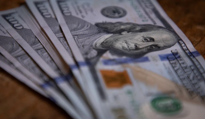 El dólar oficial cerró el en techo de la banda y el blue superó la barrera de los $1.500 | Política y economía