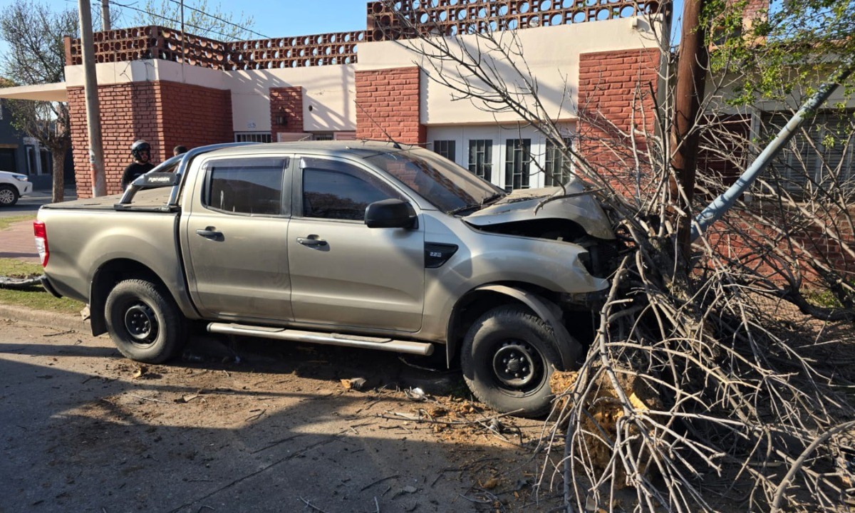 Alta Córdoba: una camioneta chocó a una motociclista y derribó un poste | Córdoba