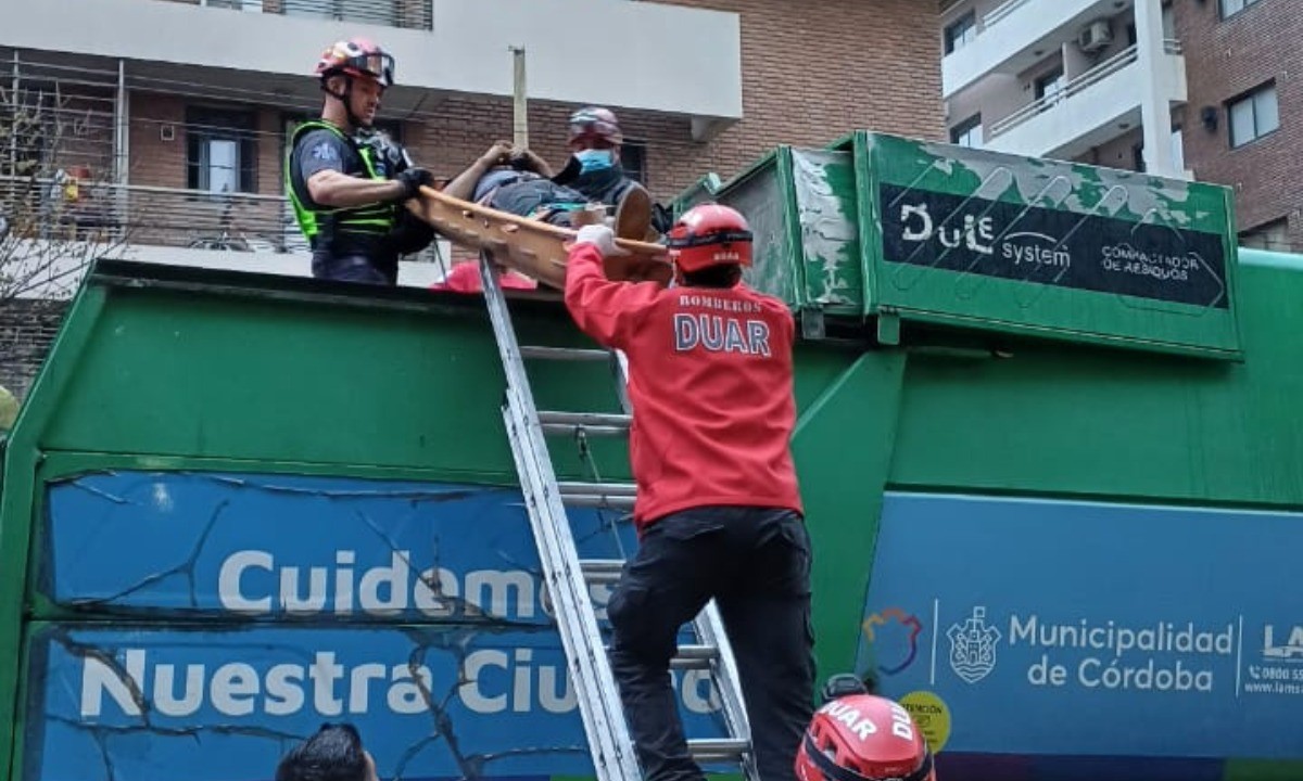 Rescatan a un hombre en situación de calle atrapado en un camión de basura | Córdoba