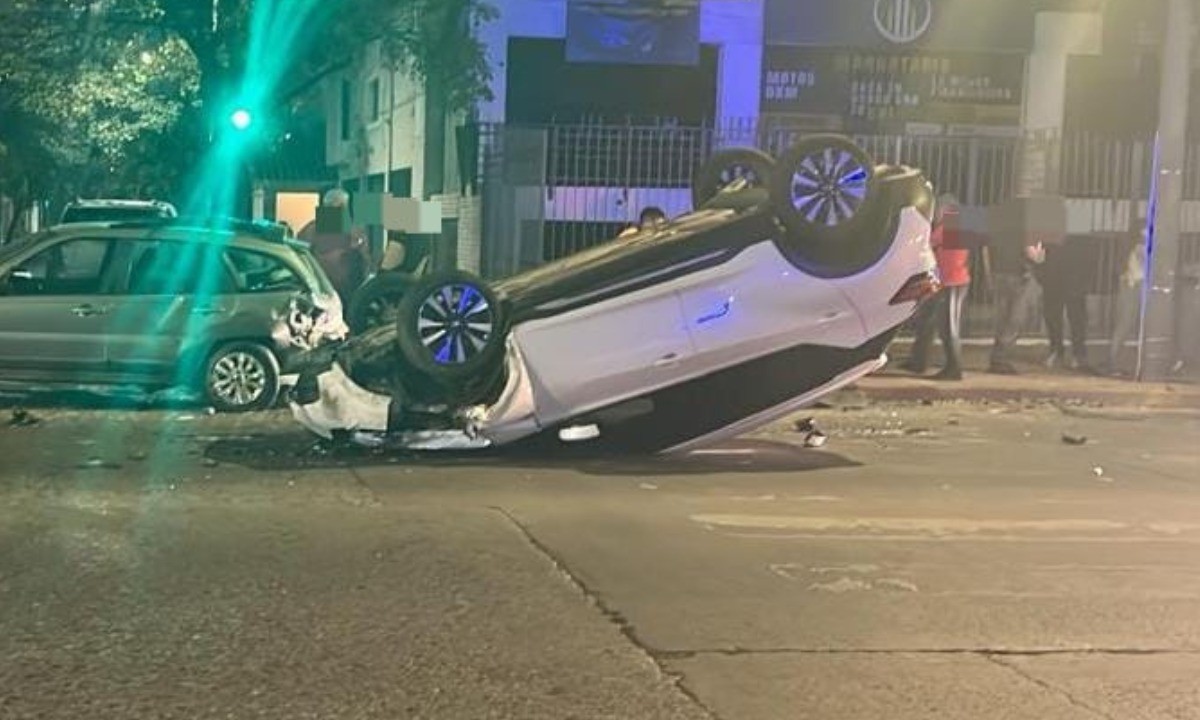 Un vehículo volcó tras chocar contra un coche estacionado | Córdoba