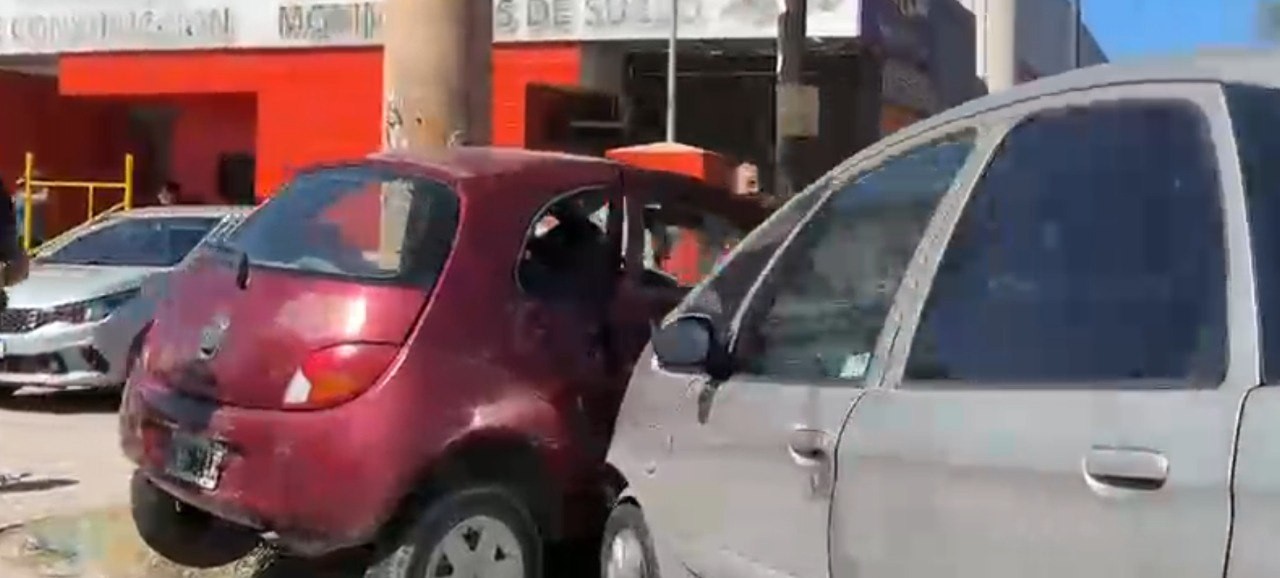 Tremendo choque en Vélez Sarsfield: un conductor quedó atrapado dentro de su auto | Córdoba