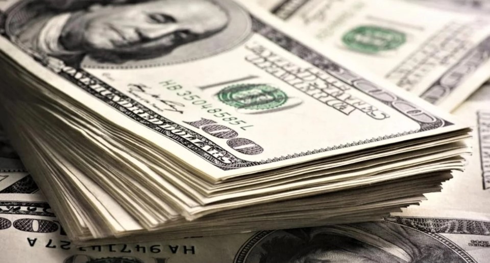 El dólar oficial bajó otros $45 y cerró a $1.385 | Política y economía