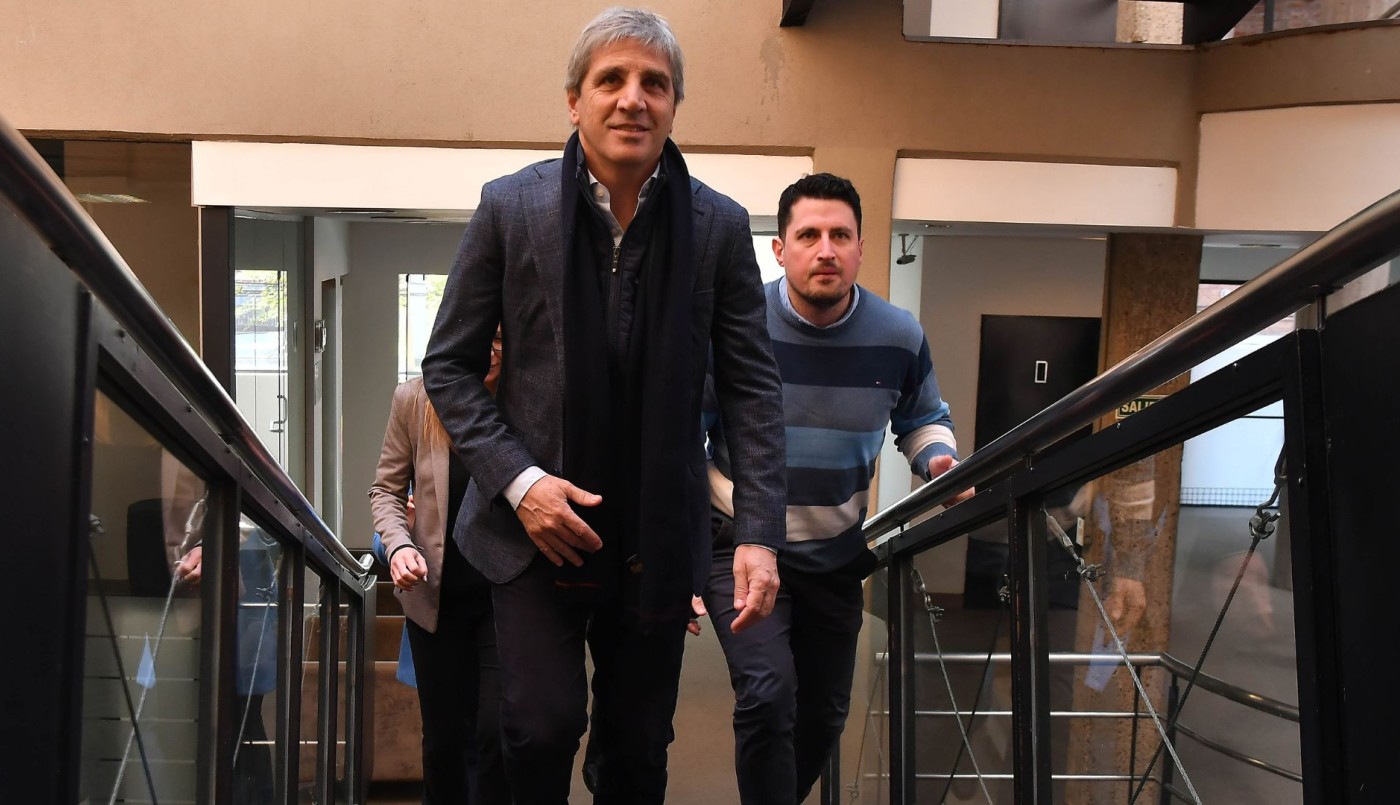 Vuelve el cepo: restringen compra de dólares a personas humanas | Política y economía