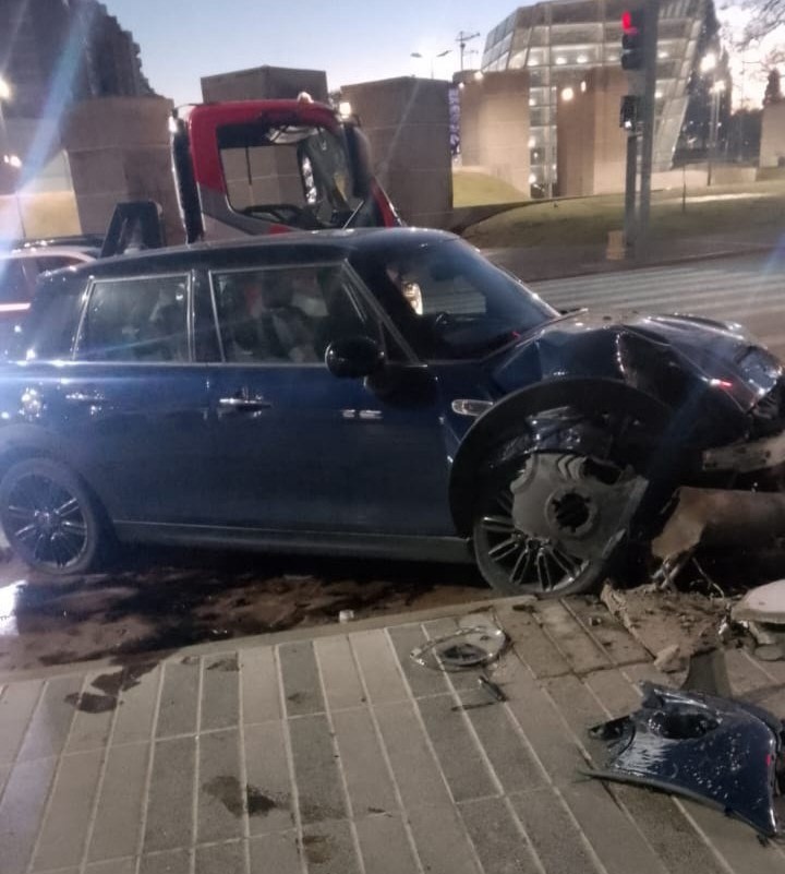 Un auto perdió el control y derribó un poste en Plaza España: no hubo heridos | Córdoba