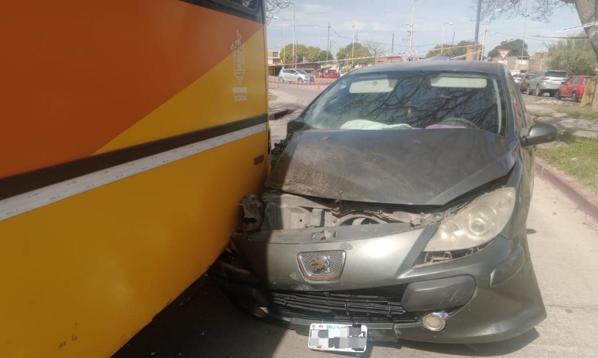 Choque entre auto y colectivo terminó con dos detenidos en Bº General Mosconi | Córdoba