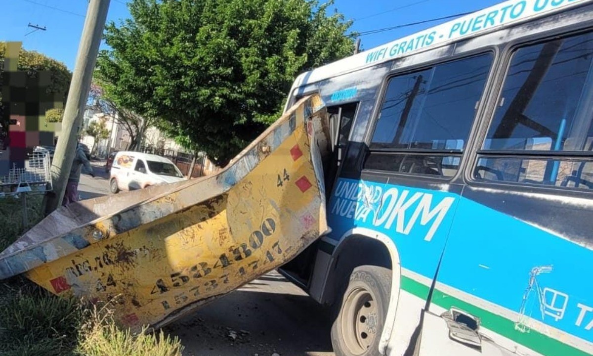 Colectivo chocó contra un contenedor: pasajera lesionada | Córdoba