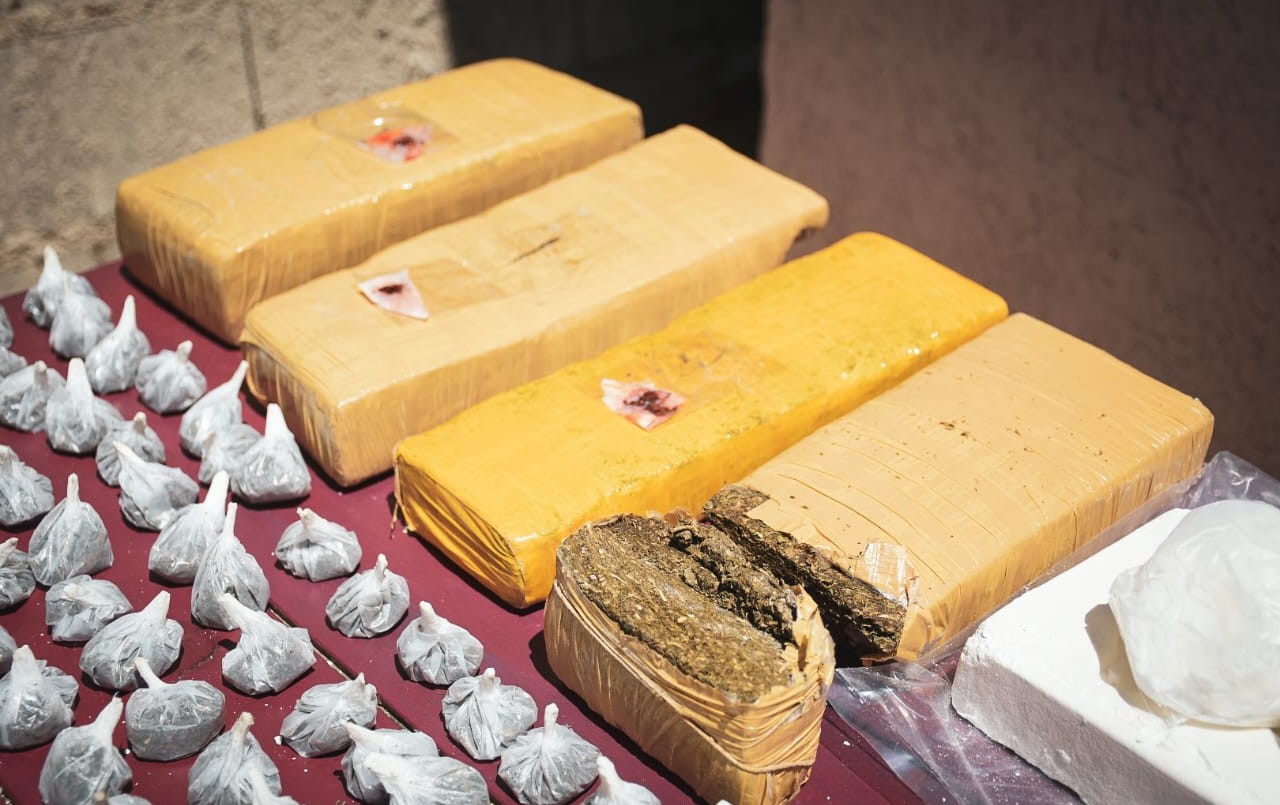 Operativos en Barrio Villa La Tela: un detenido y secuestro de drogas, armas y dinero | Córdoba