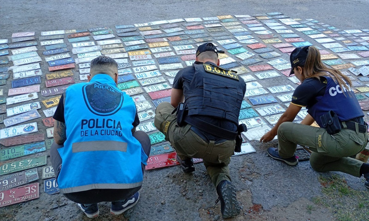 B° Pueyrredón: desmantelaron un búnker que falsificaba patentes | Córdoba