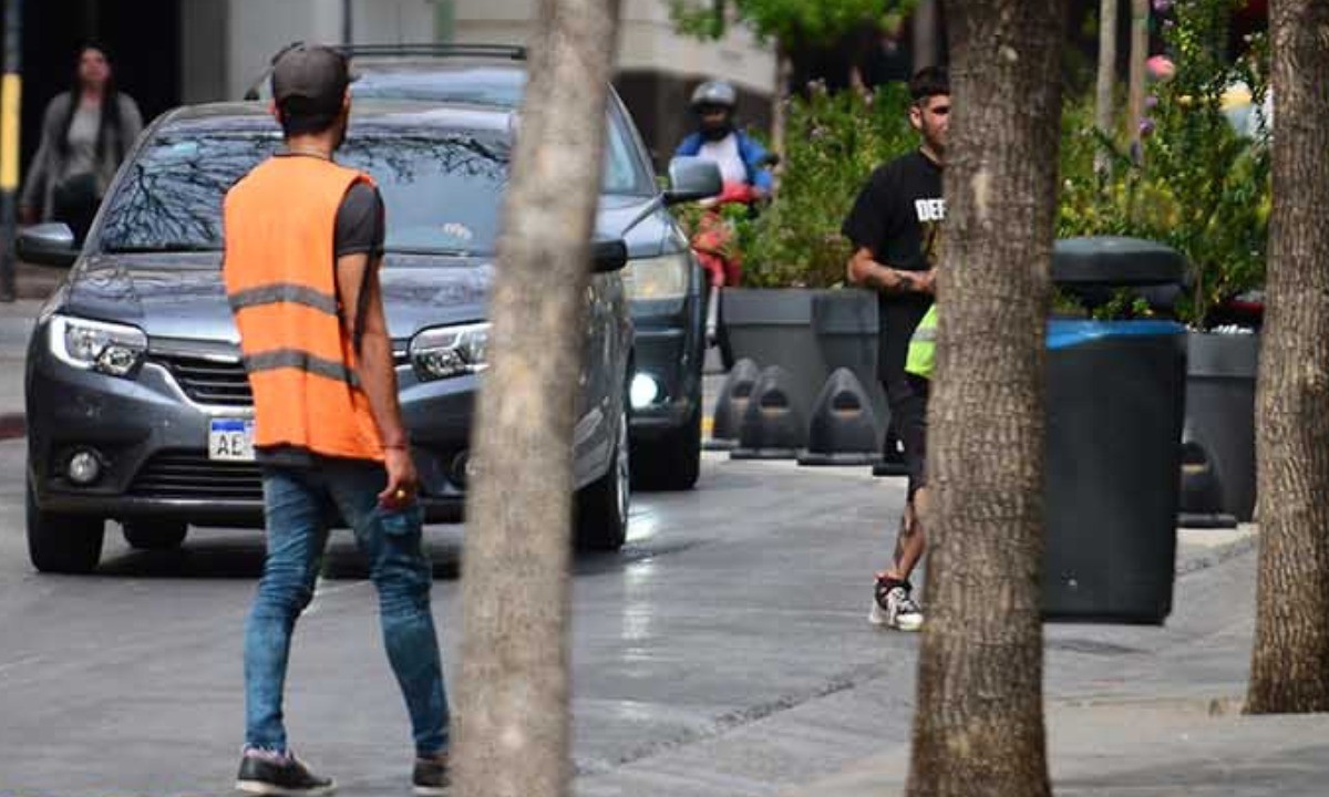 Tres naranjitas detenidos por agredir a un conductor y dañar un auto | Córdoba