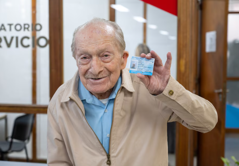 Un hombre de 100 años en Mendoza renovó su licencia para conducir | Actualidad