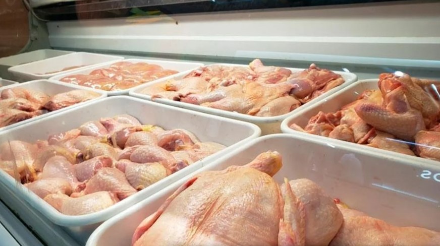 La sobreoferta de pollo por el cierre de las exportaciones baja los precios y dispara el consumo | Política y economía