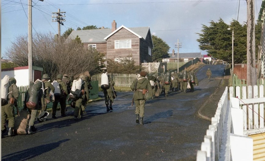 Emotivo reconocimiento a héroes olvidados de Malvinas: les otorgan un grado militar 43 años después | Actualidad