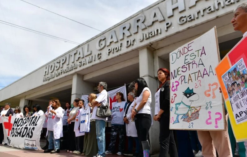 El Gobierno promulgó las leyes de financiamiento universitario y pediátrico, pero postergó su aplicación | Política y economía