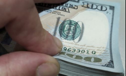 Se recalienta el mercado cambiario: el dólar oficial rompe la barrera de los $1.500 | Política y economía