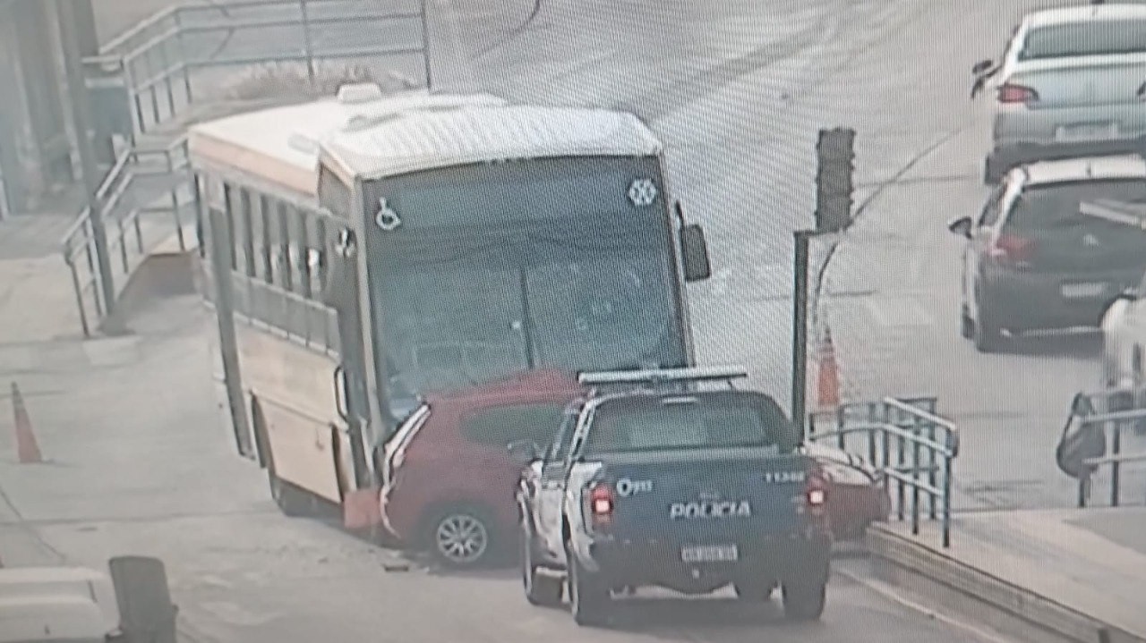 Accidente entre un colectivo y un auto en Avenida Sabattini: un herido | Córdoba