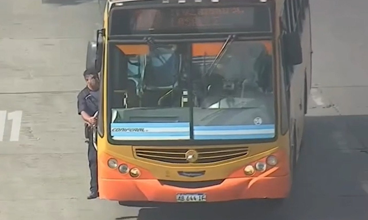 Un policía abrió paso a un colectivo para asistir a una pasajera descompensada | Córdoba