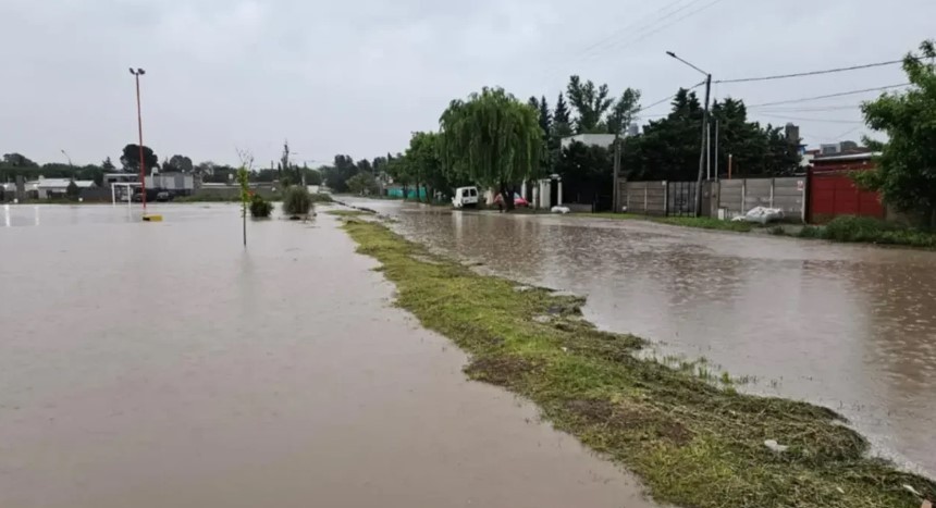 Temporal en Bahía Blanca: anegamiento de calles e inconvenientes tras más de 40 milímetros de agua caída | Actualidad