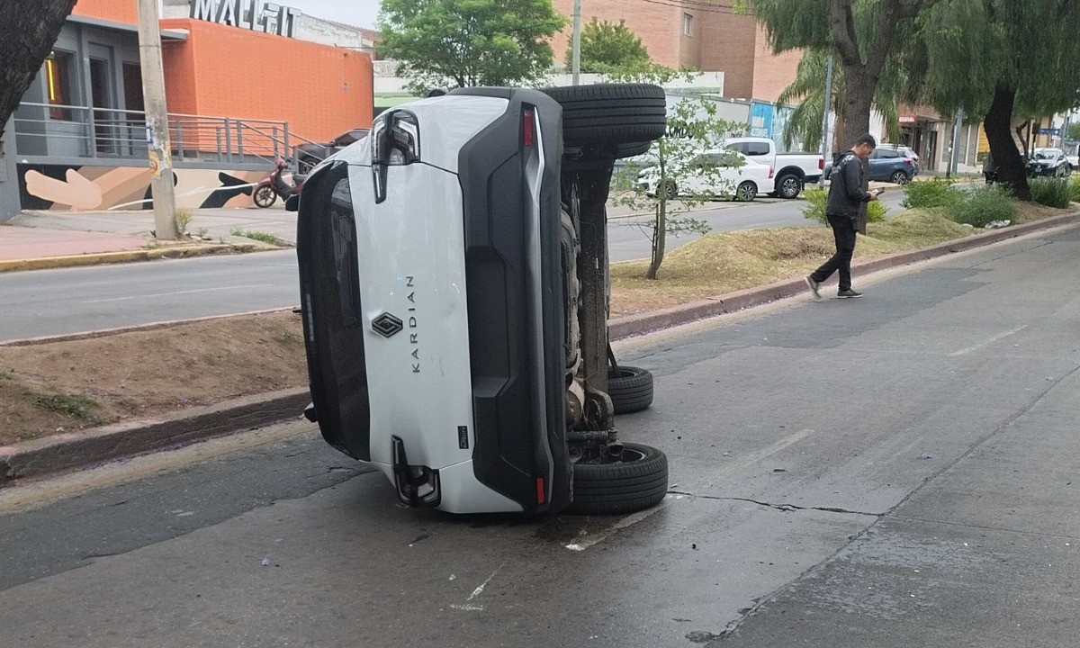 Perdió el control y chocó contra un auto estacionado en Alto Alberdi | Córdoba