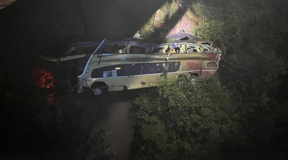 Un micro chocó contra un auto y cayó desde un puente en Misiones: hay al menos 9 muertos y 31 heridos | Actualidad