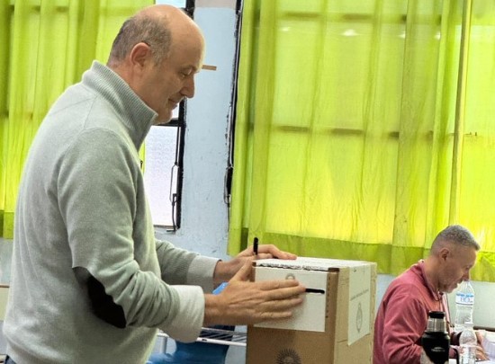 Sturzenegger fue a votar y a la salida lo increparon: "¡Ladrón!" | Política y economía