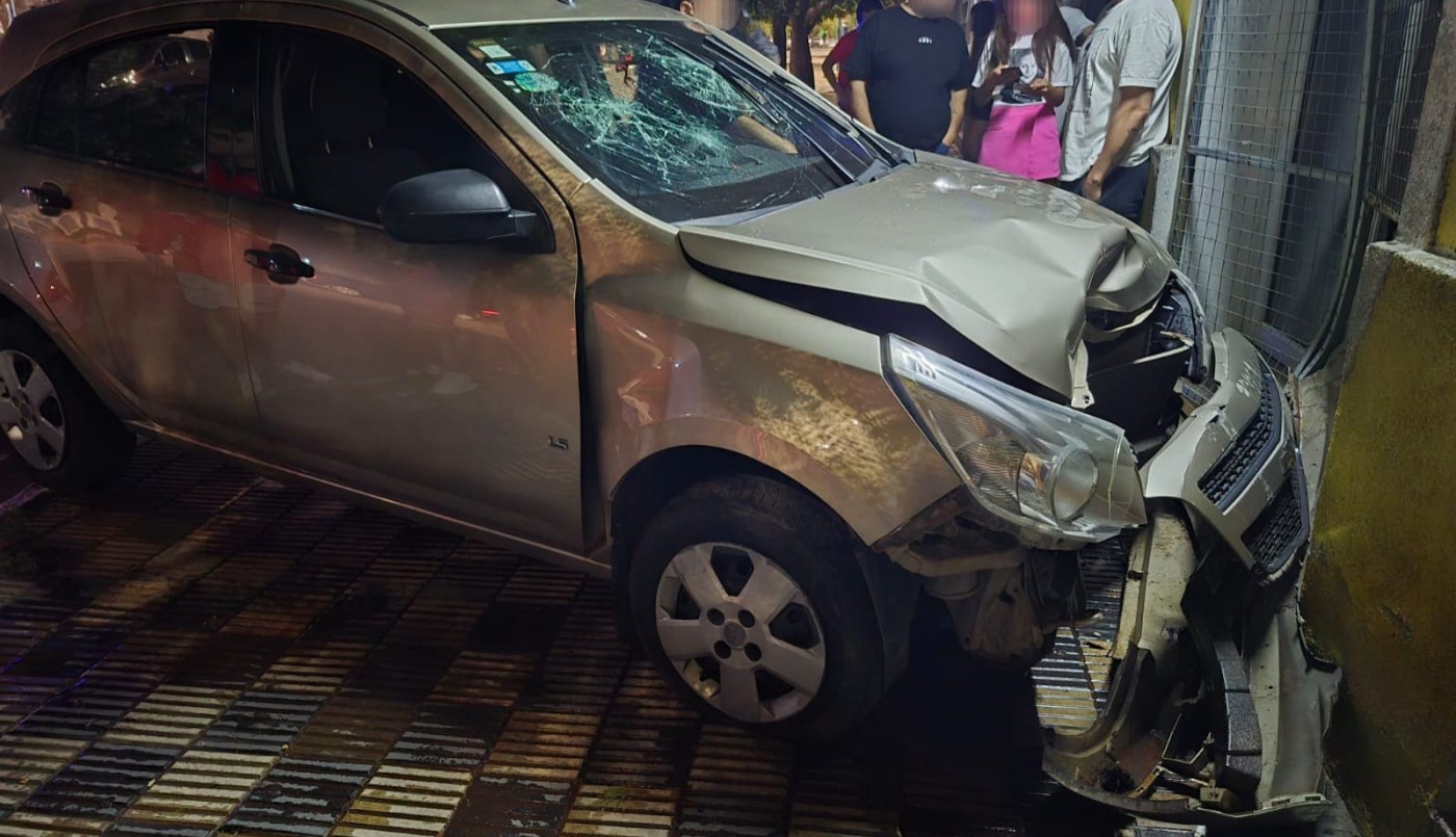 Un automovilista perdió el control e impactó contra las rejas de un comercio en barrio General Bustos | Córdoba