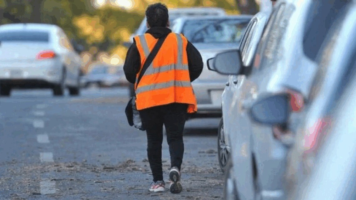 Un “naranjita” fue detenido tras ser sorprendido manipulando un auto | Córdoba