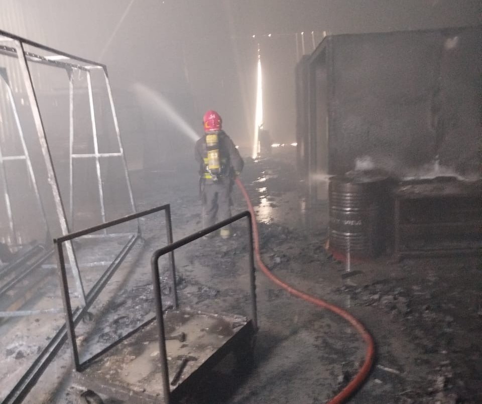 Incendio destruyó una fábrica metalúrgica en el Parque Industrial Polo 52 | Córdoba