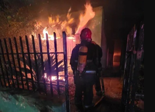Estación Flores: bomberos sofocaron un incendio y rescataron al propietario de la vivienda | Córdoba