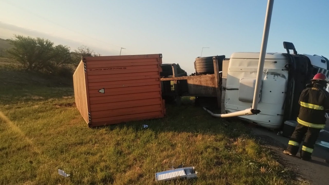 Volcó un camión en la Ruta 9 Sur: el conductor sufrió heridas leves | Córdoba