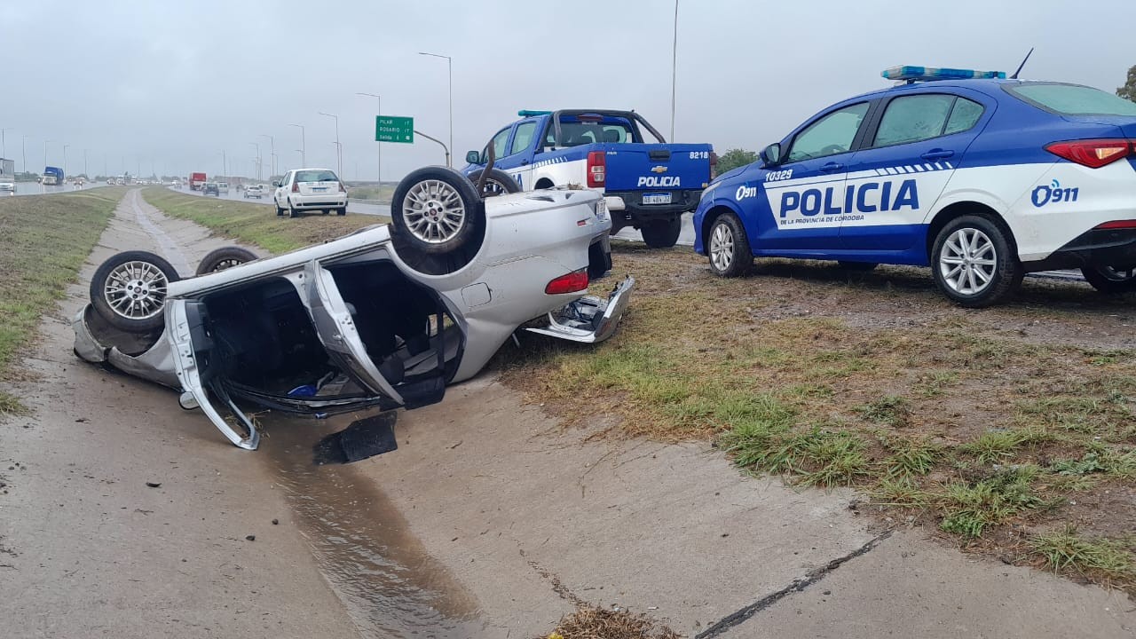 Perdió el control y volcó en Circunvalación: una familia herida tras accidente de un Uber | Córdoba