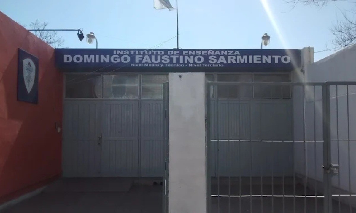 Abrazo solidario en escuela de San Vicente tras denuncias de maltrato y acoso laboral | Córdoba