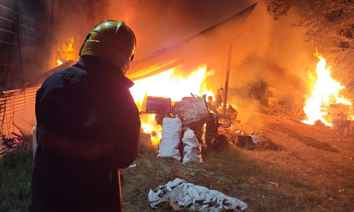 Incendio destruyó un tinglado y un vehículo en Villa Corina | Córdoba