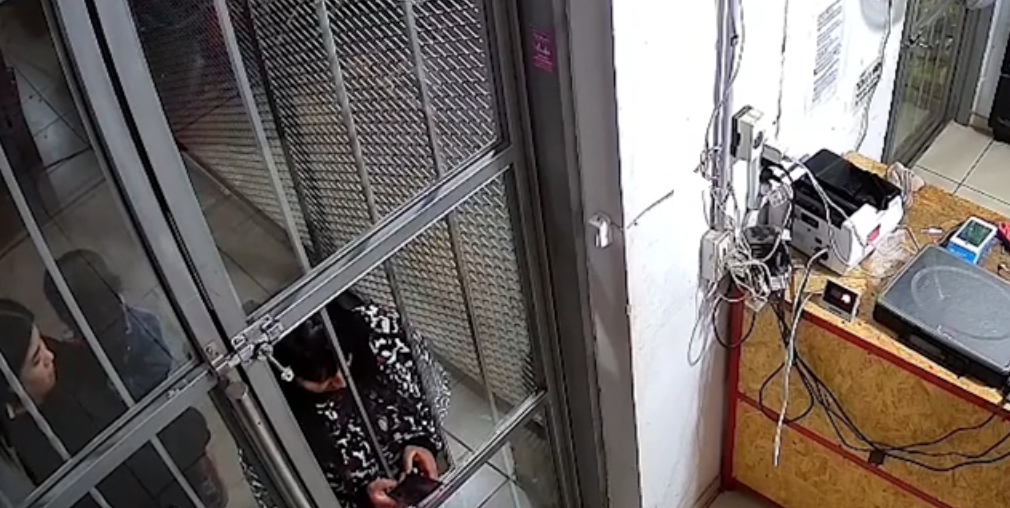 Violento robo a una mujer con su bebé en brazos en un kiosco | Córdoba