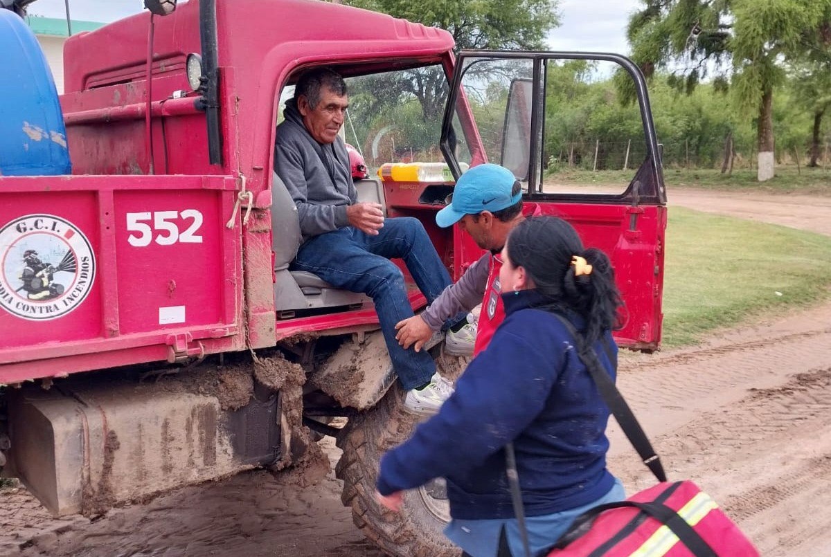 Río Seco: rescataron a un hombre aislado por el agua y auxiliaron a tres personas atrapadas en una camioneta | Córdoba