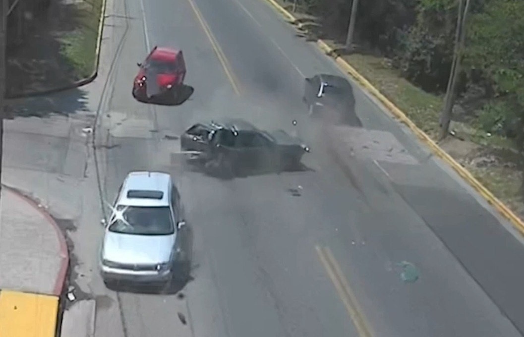 Choque múltiple en barrio Guiñazú deja dos mujeres hospitalizadas | Córdoba