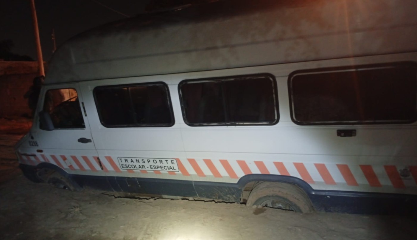 Hundimiento en la calzada en Córdoba capital deja a un policía lesionado y afecta a dos transportes escolares | Córdoba