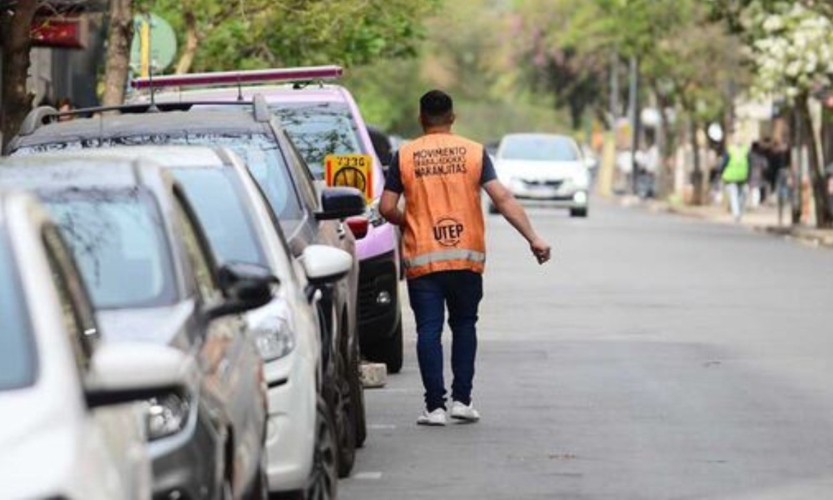 Detienen a un “naranjita” por destrozar el espejo de una camioneta | Córdoba