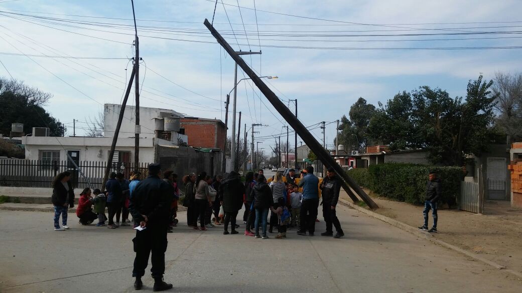 Poste a punto de caerse sobre la escuela Vicente Forestieri | Telefe Noticias