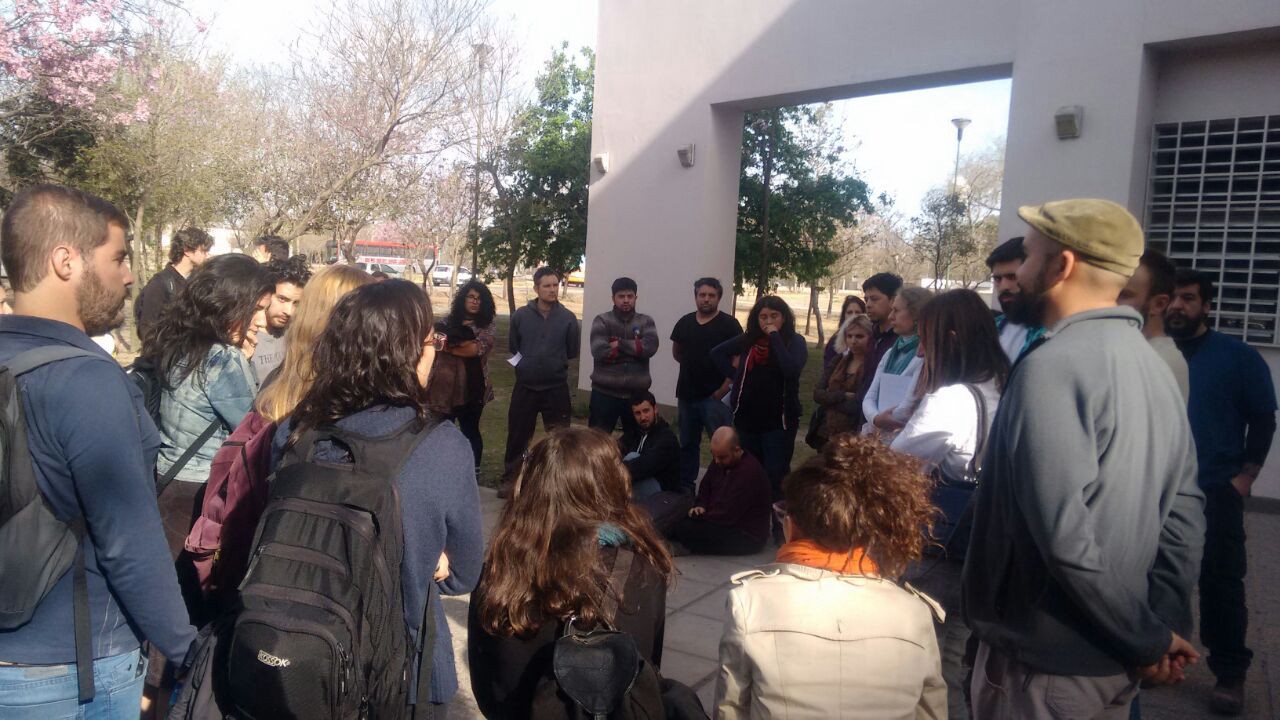 Científicos continúan con el reclamo por el despido de 500 trabajadores | Telefe Noticias