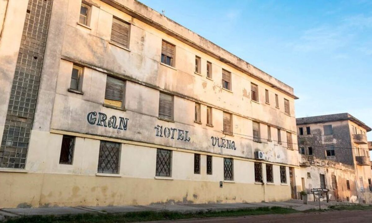 Ordenan desalojar el Gran Hotel Viena y crece la alarma en Miramar de Ansenuza | Córdoba