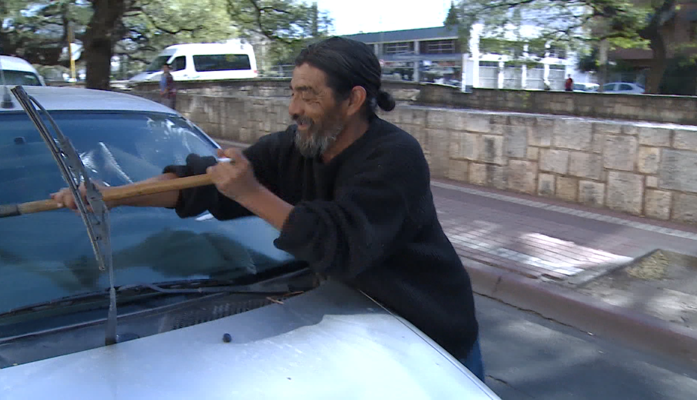 “Perder esto sería monstruoso”: la historia de Marcelo, limpiavidrios desde hace 23 años, ante un proyecto de ley que busca prohibir la actividad | Córdoba