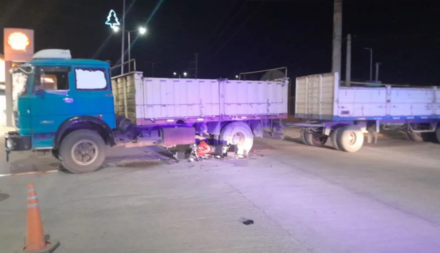Dos jóvenes murieron tras chocar en moto con un camión en Santa Rosa de Río Primero | Córdoba
