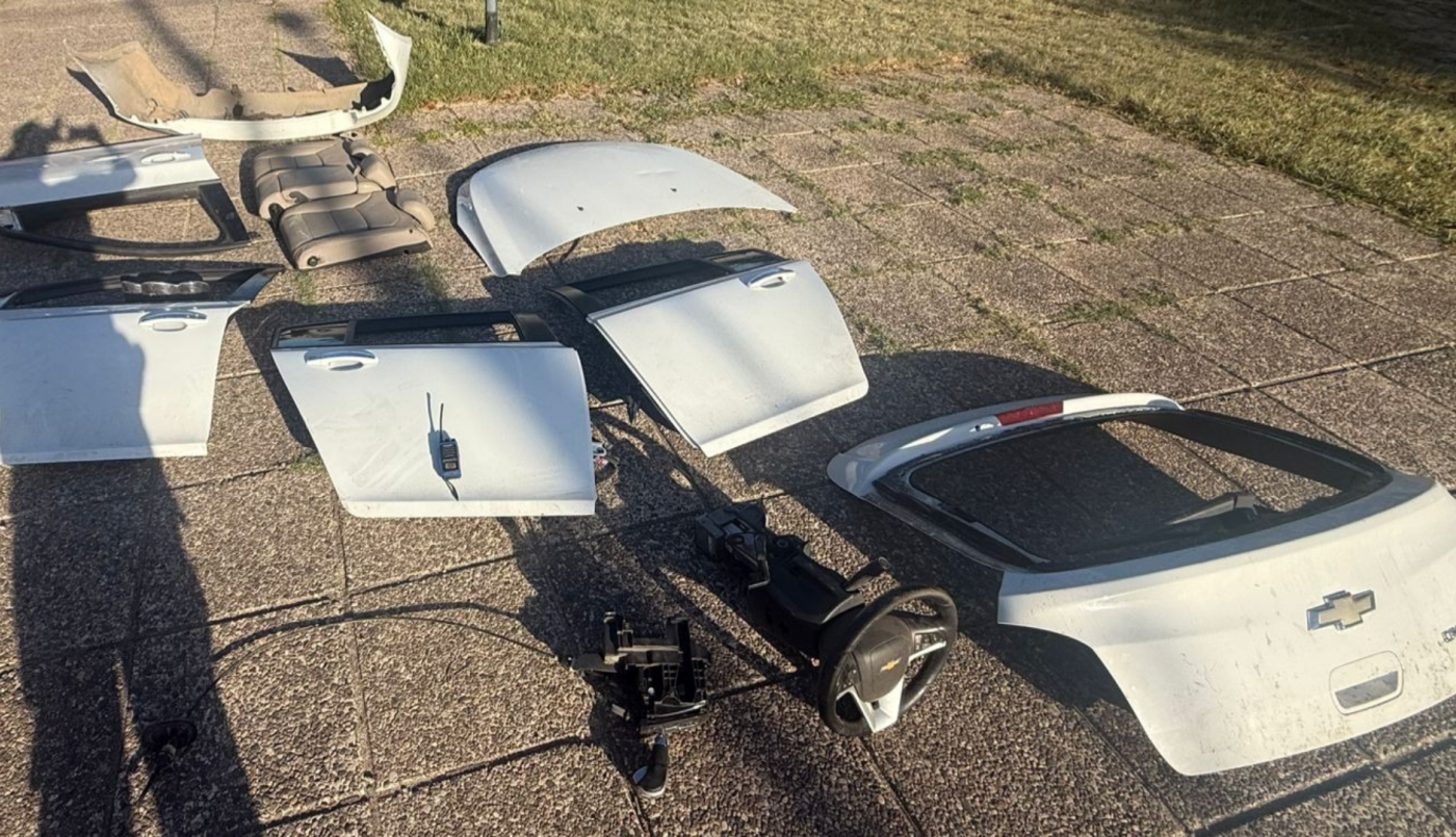 Desarmaba un auto robado en la calle, los vecinos avisaron a la Policía y quedó detenido | Córdoba