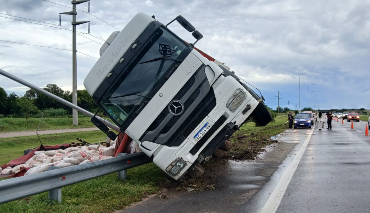 Un camión quedó varado tras el hundimiento de la calzada en la Variante Juárez Celman | Córdoba