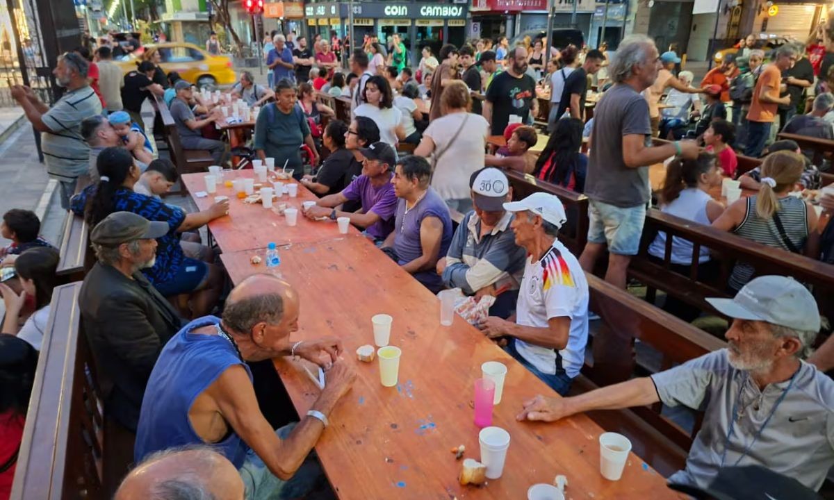 Córdoba: Récord de 700 personas en la tradicional cena navideña bajo las estrellas | Córdoba